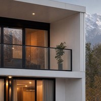 Maison mobile en acier à deux étages avec terrasse sur le toit, escalier extérieur et larges fenêtres en verre