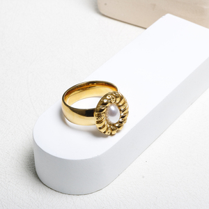 Anillo de Perlas de Acero Inoxidable Chapado en Oro de 18K, Estilo Vintage, Personalidad de Nicho, Joyería de Moda con Sensación de Alta Clase - Product Image 2