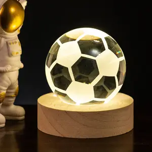 英国足球篮球造型k9水晶发光二极管夜灯可调光发光水晶球礼品艺术灯，带远程木质底座