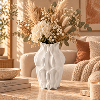 Vase en céramique blanche avec un motif géométrique en relief pour fleurs et décoration intérieure