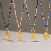 Collier Bohème Vintage Étanche Plaqué Or avec Perles Colorées et Breloques Multi-Motifs Dorées pour Femme, Bijou de Fête Estivale