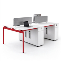 Nouveau bureau moderne en open space avec postes de travail en îlots