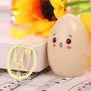 Marque-page en métal avec crochet et pompon, accessoire de lecture portable - Product Image 1