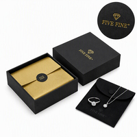 Boîte à bijoux en carton rigide mat embossé, faite à la main, de luxe, avec taille et logo personnalisés pour l'emballage de colliers, bagues et cadeaux