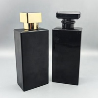 Emballage de parfum noir rectangulaire de 100ml Bouteille d'atomiseur à sertir en verre vide avec pulvérisateur et bouchon en or noir