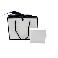 Sac de courses pliable en papier d'art biodégradable de luxe, avec logo personnalisé, sac cadeau pour fête, vente en gros de vêtements et chaussettes, avec lamination