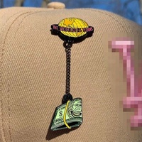 Pin de Gorra de Béisbol de Esmalte Brillante Personalizado con Cadena, Diseño de Dibujos Animados de Anime Ice Money Goat, el Mundo Es Tuyo