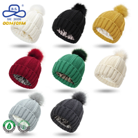 Bonnet en tricot épais doublé satin personnalisé avec pompon en fausse fourrure OEM, chaud pour l'hiver, protection des cheveux, bonnet ajusté, vente en gros pour femmes