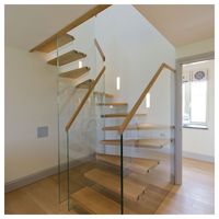Escalier droit en bois poli sur mesure pour hall d'entrée de villa, directement de l'usine Prima