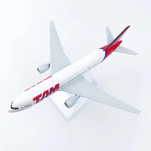 Modèle d'avion en métal moulé sous pression TAM Airlines Boeing 777-300ER à l'échelle 1/400 de 16 cm avec support - Product Image 2
