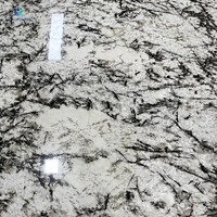 Table basse carrée en quartzite Luca Patagonia |   Plateau en pierre veinée de cristal noir poli avec socle noir mat, sur mesure pour villa et hôtel