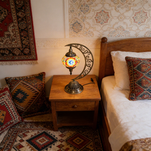 Lampe de table en verre mosaïque turque marocaine, forme de croissant de lune, en fer et laiton filigrané, avec LED, pour lecture, idéale pour la maison, le bar, l'hôtel, la table de chevet - Product Image 4
