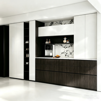Buffet Japandi à tons chauds et finition brillante, armoire de rangement sur mesure pour salle à manger avec niche pour distributeur d'eau et compartiments ouverts décoratifs