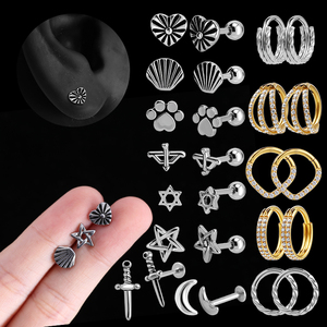 أقراط صغيرة من الفولاذ المقاوم للصدأ للبيع بالجملة من المصنع ، أقراط طوق الزركون المطلية بالذهب على شكل قلب وقلب وقشرة القمر - Product Image 1