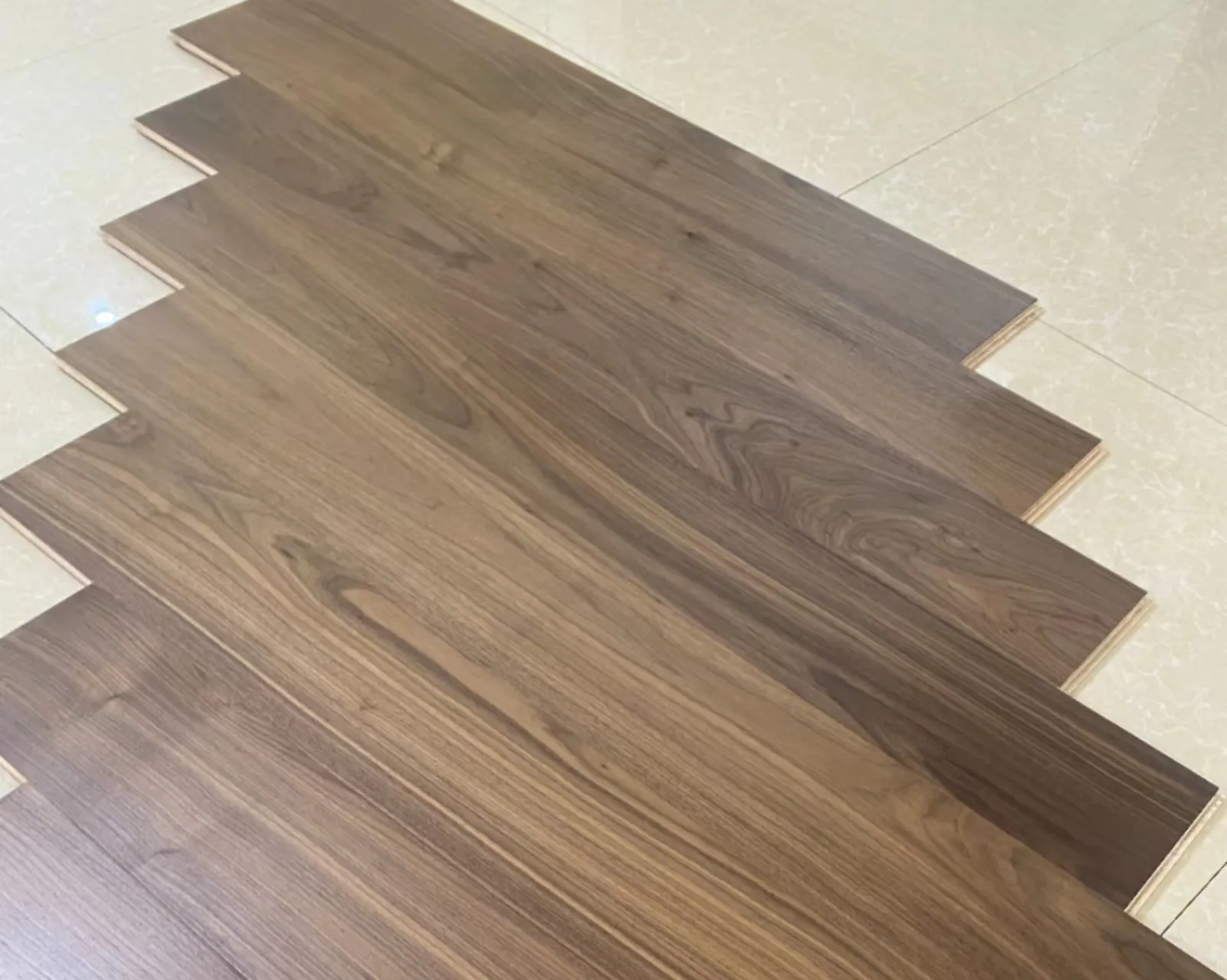 Superficie lisa de madera de estilo retro Color marrón impermeable de nogal americano de ingeniería multicapa con diseño especial de alta calidad