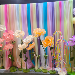 Набор декораций для сцены, состоящий из трех кусочков цветочной бумаги, используемых в качестве ориентира - Product Image 1