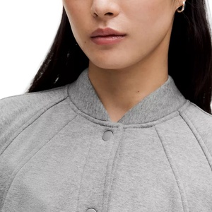 Veste de sport pour femme de qualité supérieure, design personnalisé de style universitaire gris, nylon matelassé durable de haute qualité, laine, lin, technique d'impression, nouveauté - Product Image 5