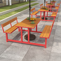 Ensemble table et chaise monobloc d'extérieur avec dossier intégré, idéal pour les cafés, les cours et les cantines, avec parasol en bambou intégré pour la restauration.