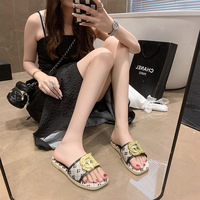 Sandales Plates Décontractées d'Été Personnalisées pour Femmes, Style Européen et Américain, Tongs Plateformes Polyvalentes Tendance Portées à l'Extérieur par les Célébrités du Net