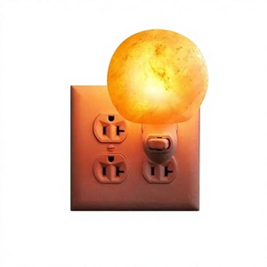 Lampe de sel sculptée à la main en matériaux organiques, forme géométrique, écologique, veilleuse, lampe murale à brancher, décoration pour chambres - Product Image 1