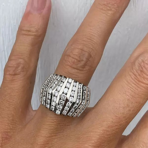 Anello Scintillante Futuristico per Donne, Gioiello da Dito alla Moda e Trendy - Product Image 2