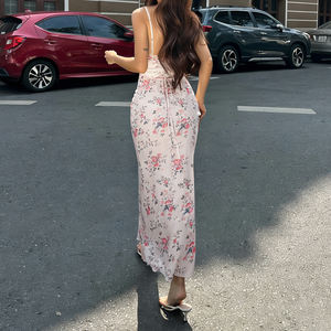 Robe longue française Sweet Pure Desire à col en V, coupe ajustée, bretelles spaghetti, style vacances romantiques, avec empiècements en dentelle - Product Image 4