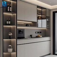 Maßgefertigter Esszimmer-Weinschrank in Rot Wohnzimmermöbel Wein-Vitrine mit LED-Beleuchtung und Regalen