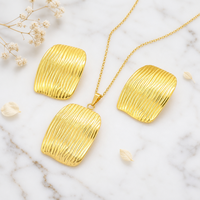 Parure de bijoux tendance pour femme en acier inoxydable plaqué or 18 carats avec pendentif géométrique texturé et boucles d'oreilles clous pour soirée
