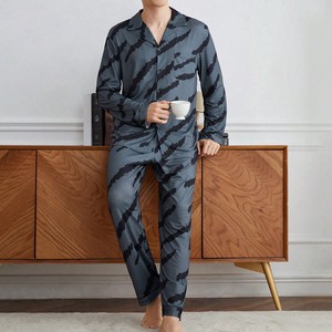 <span class=keywords><strong>Pigiama</strong></span> da <span class=keywords><strong>Uomo</strong></span> in Seta Ghiaccio Premium, Semplice e Casual, Set con Maniche Lunghe e Pantaloni Lunghi, Abbigliamento da Casa per Tutte le Stagioni, Alta Qualità - Product Image 1