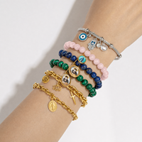 Bracelet Catholique Femme Vente en Gros Personnalisé avec Breloque Sainte et Perles, Chaîne en Acier Inoxydable Doré, Œil de Diable Hamsa, pour superposition