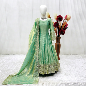 Costume Anarkali en soie vert traditionnel indien pakistanais pour femmes avec dupatta brodé, longueur au sol, tenue de mariage, coupe classique - Product Image 1