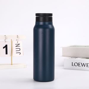 Bouteille d'eau avec couvercle magnétique de 24 oz, en acier inoxydable, thermos isolé sous vide pour la salle de sport et les voyages - Product Image 1
