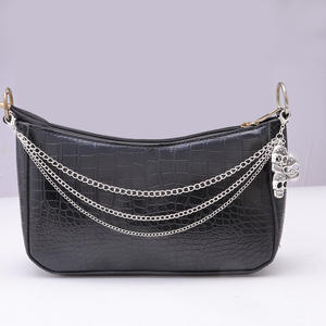 Sac à bandoulière noir à texture crocodile avec breloques tête de mort argentées et sangle à chaîne multicouche pour femme - Product Image 2