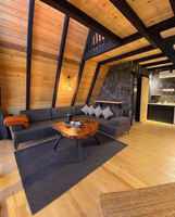 Villa préfabriquée de luxe moderne en structure acier A-frame, design triangulaire, durable et écologique