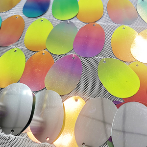 Tela de vestido de novia tejida elástica con puntos brillantes de gama alta, tela iridiscente de 40mm, forma ovalada, escamas de pescado, tela de lentejuelas de sirena - Product Image 3