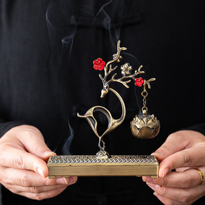 Brûleur d'encens décoratif chinois en alliage, motif Nuage porte-bonheur créatif, avec des éléments de fleurs de prunier, de cerf suspendu et de cerf en vol arc-en-ciel - Product Image 1