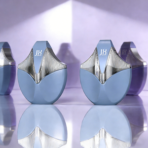 Envases de Perfume de Vidrio Personalizados de Forma Irregular en Negro y Dorado con Tapa Texturizada de Diseño Exclusivo y Embalaje de Lujo - Product Image 4