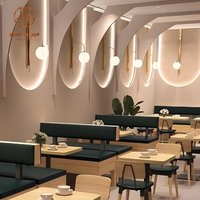 Ensemble de meubles de restaurant de style nordique Tables carrées en bois avec chaises de café vert et stand vert avec base en bois pour café