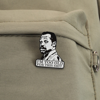 Broche de esmalte con diseño de humor forense y policíaco: Soy demasiado viejo para esto. Joyería al por mayor.