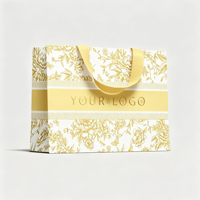 Sac en papier personnalisé recyclable avec poignées en ruban et carton ivoire (190-230 g/m²) imprimé à l'écran avec marque personnalisée pour vêtements