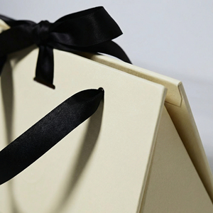 Uqinue Sac cadeau personnalisé en carton horizontal de premier ordre Petite boîte en papier pliable beige en <span class=keywords><strong>triangle</strong></span> avec abonnement personnalisé avec ruban - Product Image 5