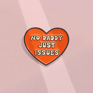 Broche de aleación en forma de corazón vintage con frase alentadora NO DADDY JUST ISSUES Pin Badge para accesorios de moda - Product Image 3