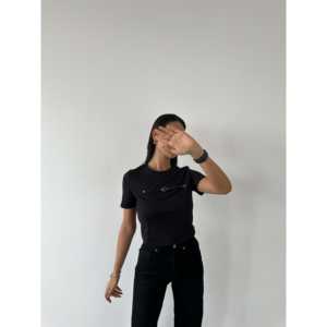 Camiseta básica de mujer con detalle de cinturón, tejida, manga regular, color negro - Product Image 3