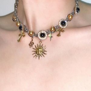 Collier ras du cou unisexe en alliage de zinc plaqué or noir Medusa avec croix et perles coquillage soleil, style vintage - Product Image 1