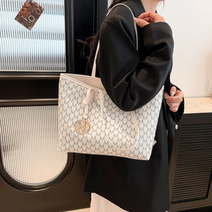กระเป๋าสะพายไหล่ลายตัวอักษร <span class=keywords><strong>M</strong></span> รุ่นใหม่สำหรับสุภาพสตรี ปี 2026 KH  กระเป๋าโท้ทขนาดใหญ่จุของได้มาก เหมาะสำหรับมหาวิทยาลัยและการเดินทาง - Product Image 4