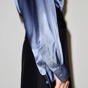 Elegante Camisa Azul Satinada de Manga Larga para Mujer, Cuello Camisero, Cierre de Botones, Color Sólido Suave, para Todas las Temporadas - Product Image 2