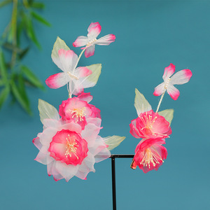 เครื่องประดับศีรษะสไตล์โบราณแบบดั้งเดิม 25 Spring Original Design แฮนด์เมดประณีต ตกแต่งด้วยด้ายพันลายดอกไม้สีชมพูไล่เฉด พร้อมกิ๊บติดผม - Product Image 4