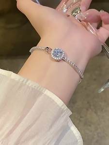 Un brazalete de circón redondo minimalista con superbrillo moderno y perfecto para fiestas, un regalo BFF versátil - Product Image 3