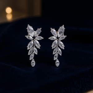 Orecchini in Oro Bianco E431 con Cristalli a Goccia, Lussuosi Orecchini da Sposa a Forma di Pianta con Incastonatura a Griffe - Product Image 2