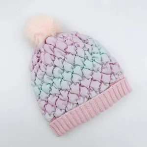 Crianças menina nova moda estilo OEM personalizar Full Space Dye tecido acolchoado estilo arco-íris Pom Pom Beanie malha chapéu